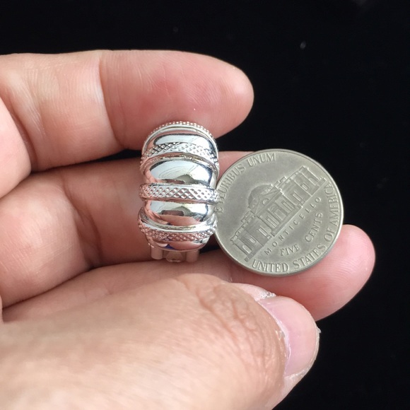 🖤NWOT💕L’Officiel clip earrings - Picture 9 of 12